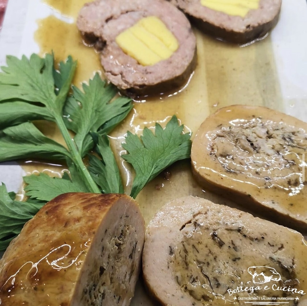 Vassoio da catering con salumi formaggi e prodotti tipici parmigiani