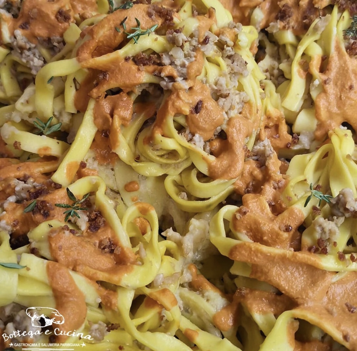 Tagliere con salumi assortiti parmigiani e affettati tipici