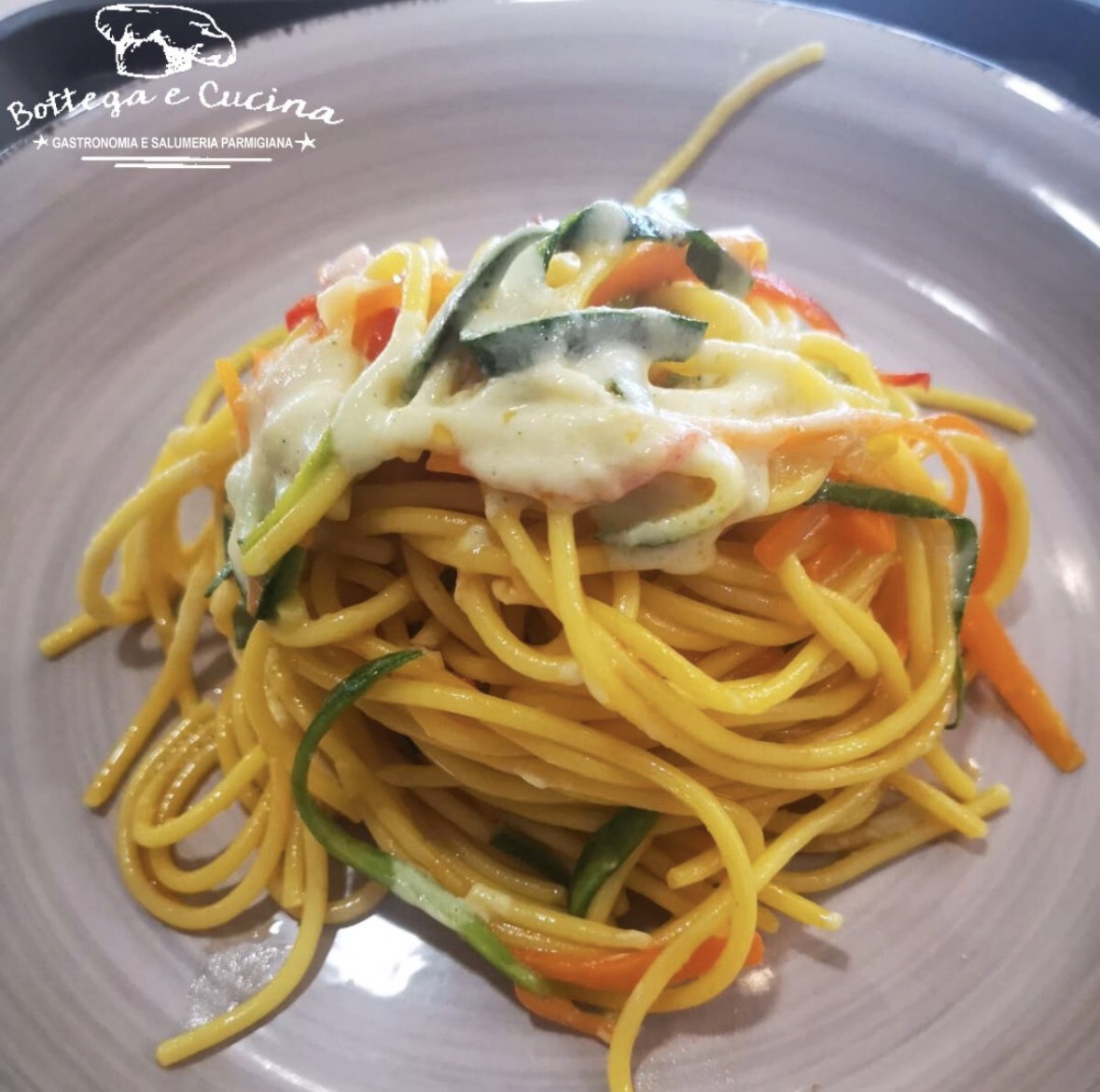Contorni e insalate di stagione della gastronomia