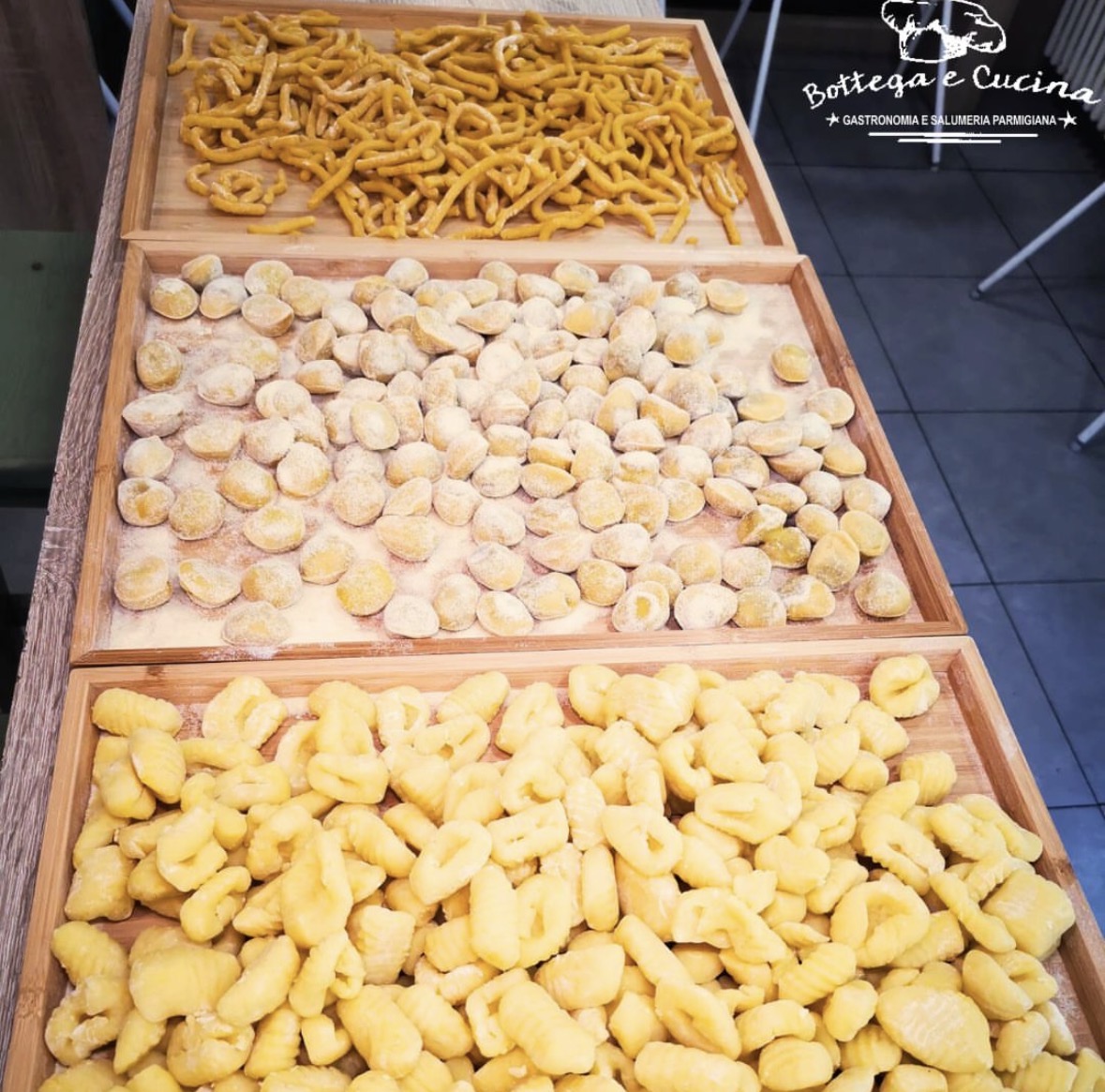 Allestimento buffet per evento con prodotti gastronomici parmigiani