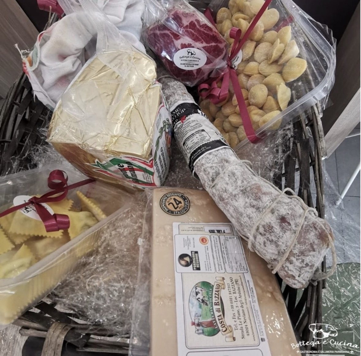 Selezione di prodotti gastronomici e vini regionali
